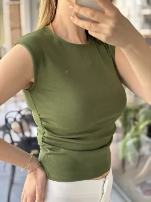 Kolsuz Büzgülü Bel Detaylı T-Shirt